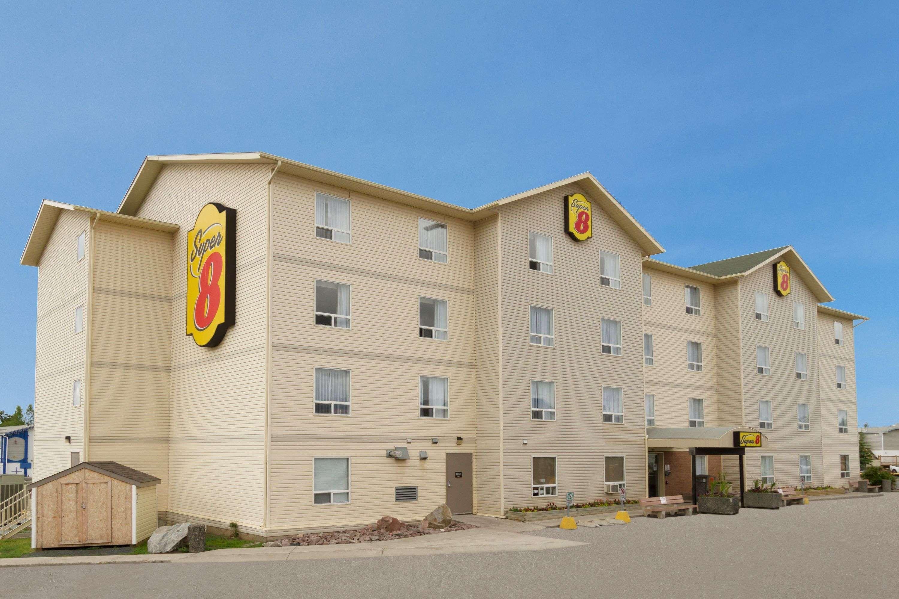 Super 8 By Wyndham Yellowknife Hotel Exterior photo